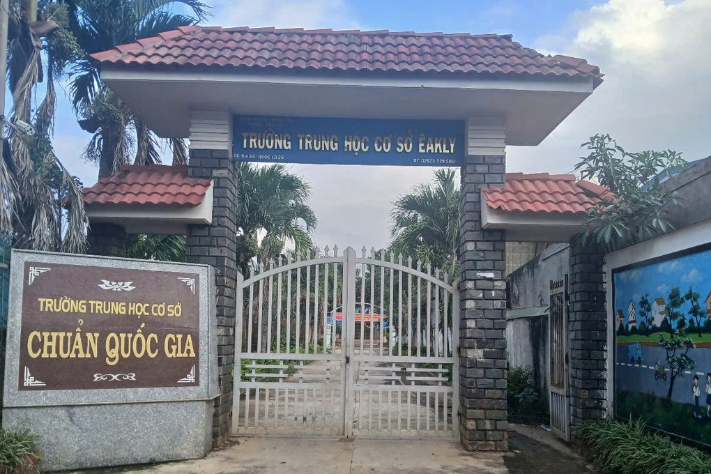 Nữ giáo viên bất bình vì đột ngột bị điều động công tác - 1 Nữ giáo viên bất bình vì đột ngột bị điều động công tác - 1