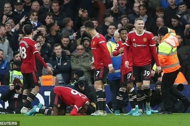 Bị ném "vật thể lạ" vào đầu, sao trẻ Man Utd đáp trả bằng cái kết ngọt ngào