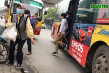Xe bus "nhái" chuyên "bắt cóc" hành khách làm náo loạn giao thông ở Hà Nội