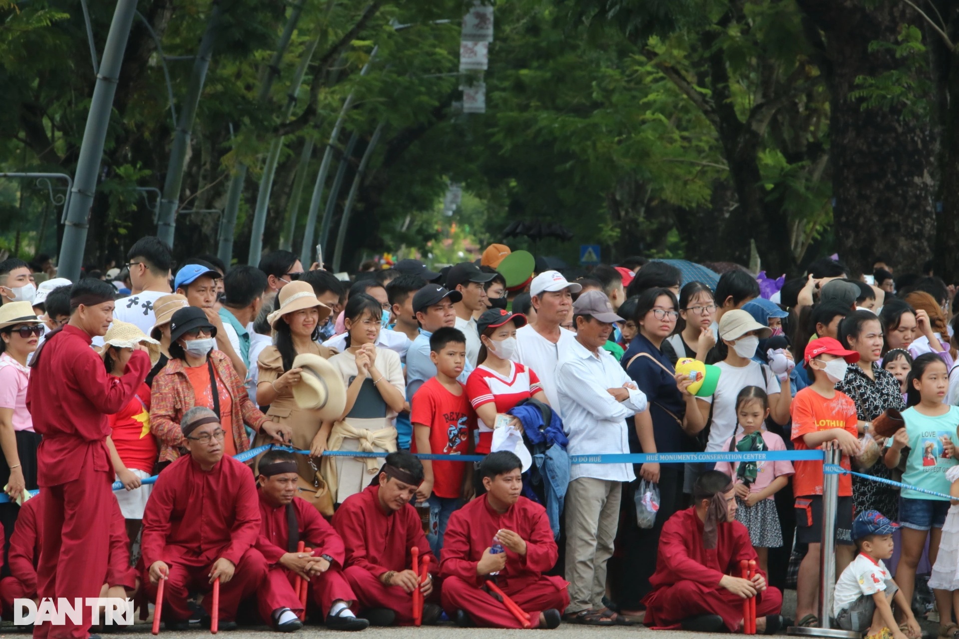 Kúpos kalapok töltötték be az eget a Ngo Mon téren az Olympia döntője alatt - 10 Nón lá rợp trời quảng trường Ngọ Môn trong trận chung kết Olympia - 10