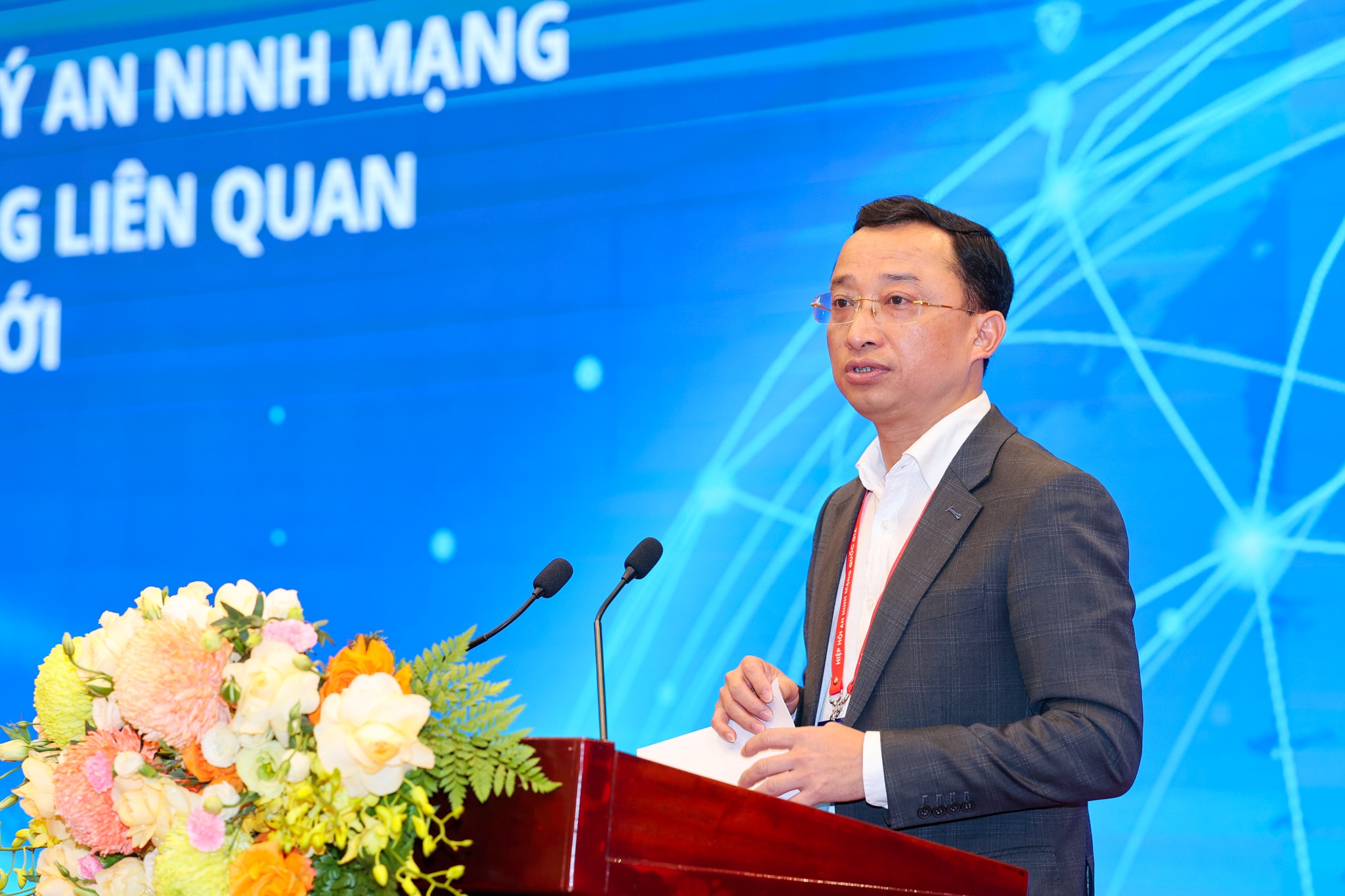 Thượng tá Nguyễn Bá Sơn trình bày tại Hội thảo An ninh mạng