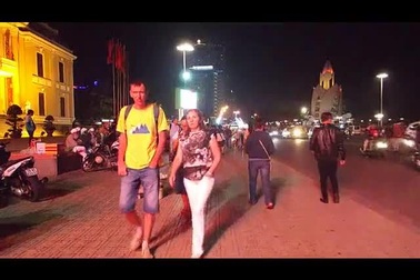 Du khách quốc tế hào hứng ra đường đón năm mới