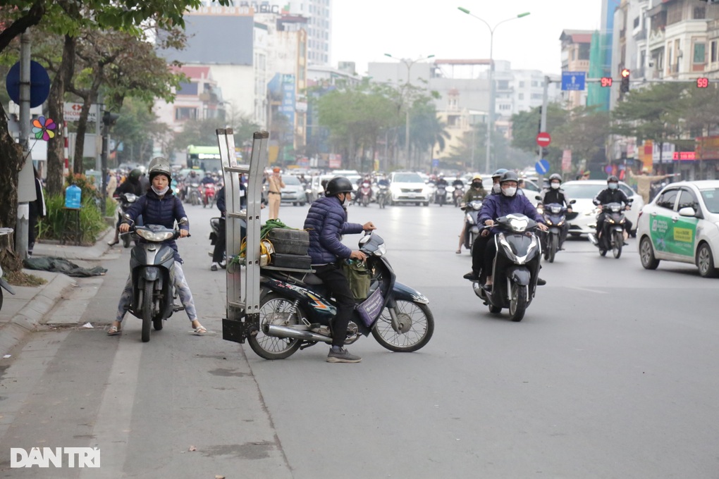 Hà Nội: Bị phạt vì đi ngược chiều, tài xế đòi khiếu nại CSGT - 5 Hà Nội: Bị phạt vì đi ngược chiều, tài xế đòi khiếu nại CSGT - 5