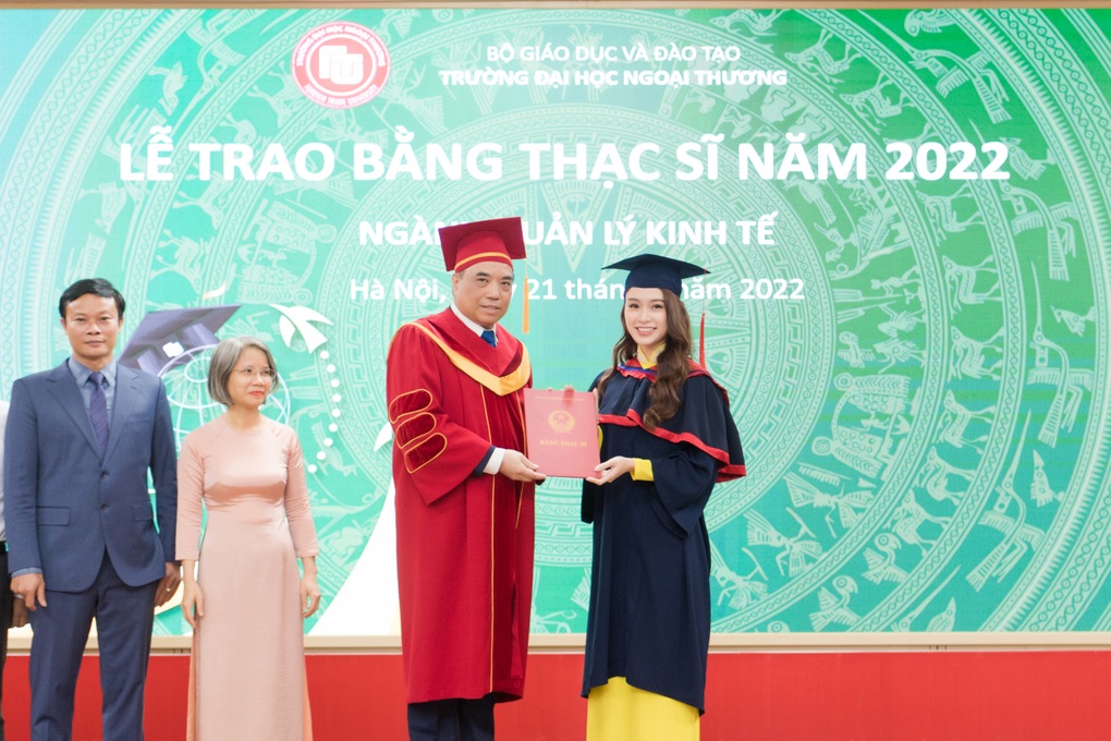 Người đẹp học giỏi Phùng Bảo Ngọc Vân tốt nghiệp Thạc sĩ điểm số cao - 2 Người đẹp học giỏi Phùng Bảo Ngọc Vân tốt nghiệp Thạc sĩ điểm số cao - 2