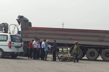 Thai phụ và con trai 3 tuổi tử vong dưới bánh xe tải