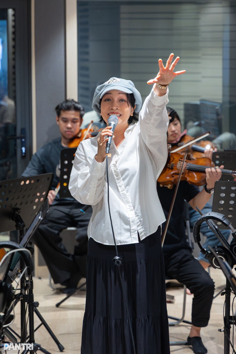 Diva Mỹ Linh tiết lộ bí quyết hôn nhân: “Lý trí quan trọng hơn tình yêu” - 5 Diva Mỹ Linh tiết lộ bí quyết hôn nhân: “Lý trí quan trọng hơn tình yêu” - 5
