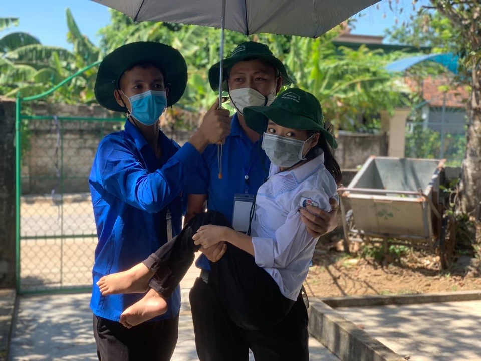 Hà Tĩnh: Hình ảnh đáng nhớ về tình nguyện viên trong kỳ thi tốt nghiệp THPT - 1 Hà Tĩnh: Hình ảnh đáng nhớ về tình nguyện viên trong kỳ thi tốt nghiệp THPT - 1