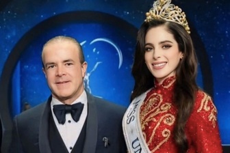 Chủ tịch Hoa hậu Hoàn vũ bị điều tra buôn chất cấm và vũ khí