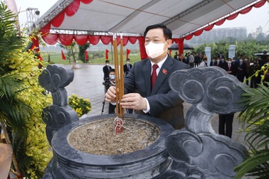 Chủ tịch Quốc hội dâng hương tưởng niệm ông Lê Quang Đạo