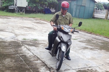 Công an truy bắt chiến sĩ quân y rởm bán… áo mưa