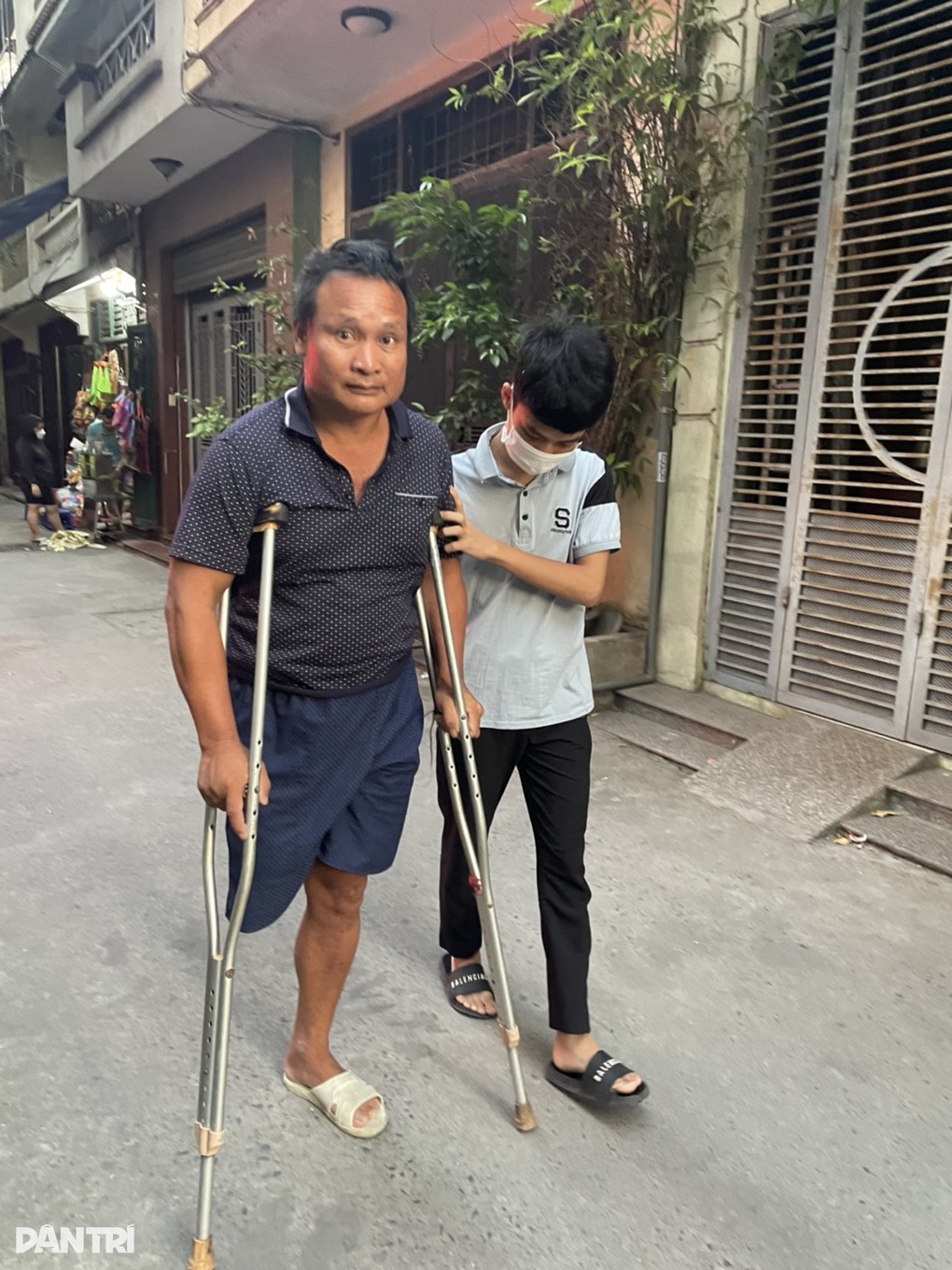 Cậu bé học sinh giỏi quốc gia đã có đủ tiền làm chân giả cho bố - 2 Cậu bé học sinh giỏi quốc gia đã có đủ tiền làm chân giả cho bố - 2