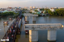 Cầu mới "treo" hơn 20 năm chưa xong, người dân TPHCM thấp thỏm qua cầu cũ