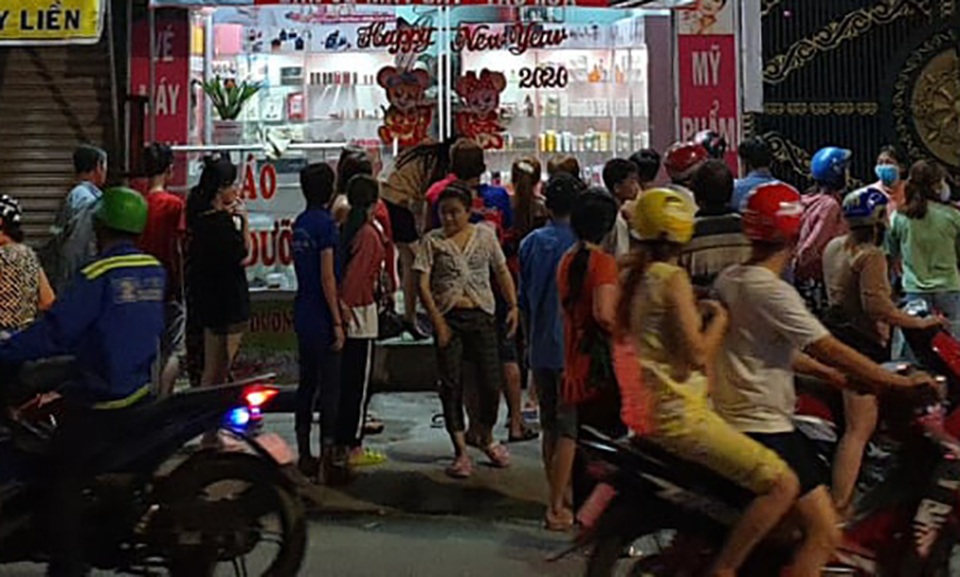 Chém gục vợ cũ vì bị anh vợ chặn đánh - 1 Chém gục vợ cũ vì bị anh vợ chặn đánh - 1
