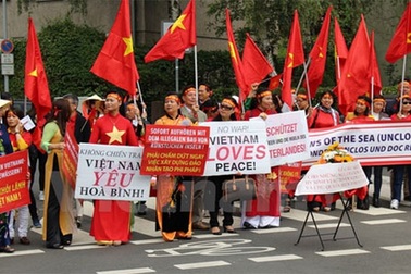 Hơn 500 người Việt tại Đức tuần hành phản đối Trung Quốc
