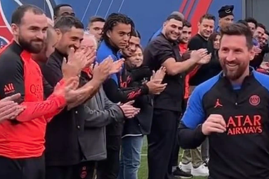Cả đội PSG xếp hàng, vỗ tay chào Messi trở lại