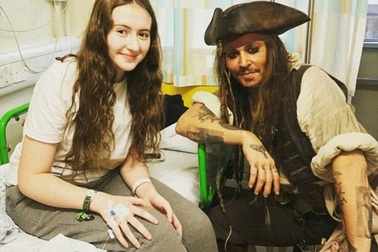 Johnny Depp bất ngờ hóa “cướp biển” tới thăm bệnh nhi
