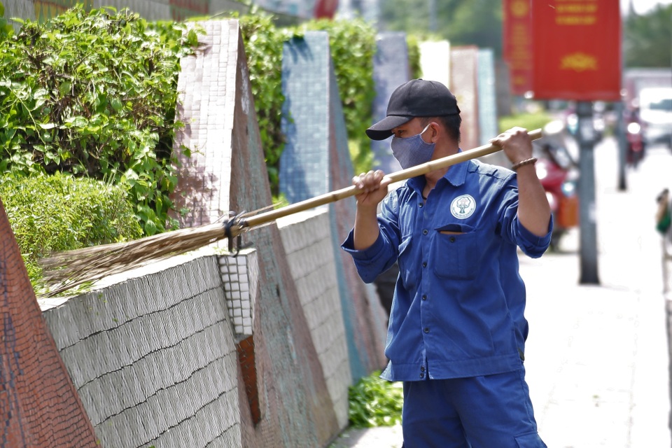 Dưới nắng nóng 38 độ C, người lao động vẫn miệt mài mưu sinh - 6 Dưới nắng nóng 38 độ C, người lao động vẫn miệt mài mưu sinh - 6