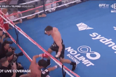 Bị đấm bay khỏi sàn đấu, võ sĩ lội ngược dòng giành chiến thắng ngoạn mục