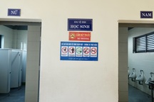 Nhà vệ sinh trường bẩn, hiệu trưởng cần xem lại năng lực