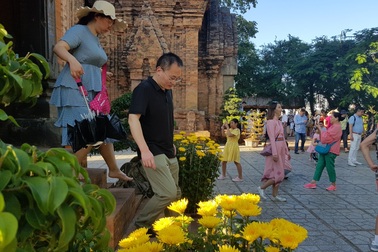 Tháp bà nghìn tuổi Ponagar Nha Trang rực rỡ sắc xuân đón khách dịp Tết