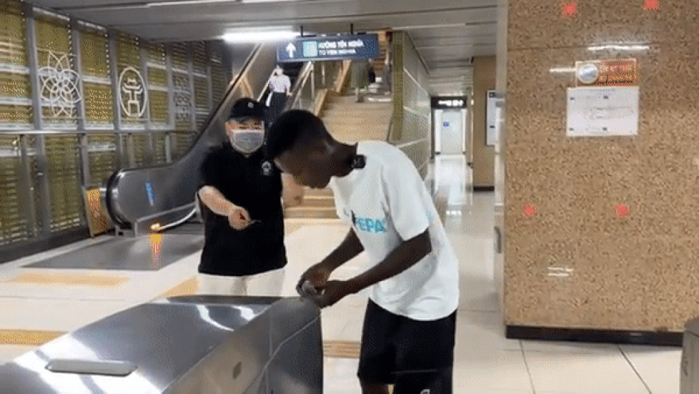 Khách châu Phi nghiện trứng vịt lộn, xuýt xoa lần đầu đi tàu điện Cát Linh - 5 Khách châu Phi nghiện trứng vịt lộn, xuýt xoa lần đầu đi tàu điện Cát Linh - 5