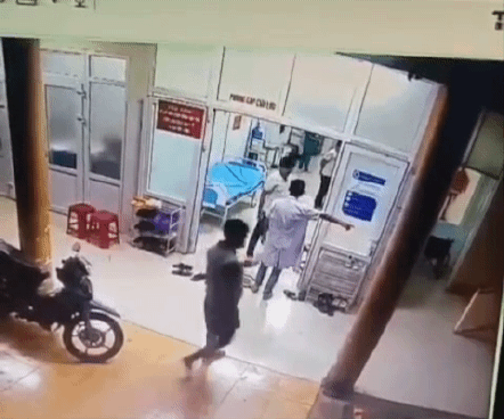 Nhân viên y tế bị hành hung ngay tại phòng cấp cứu - 1 Nhân viên y tế bị hành hung ngay tại phòng cấp cứu - 1