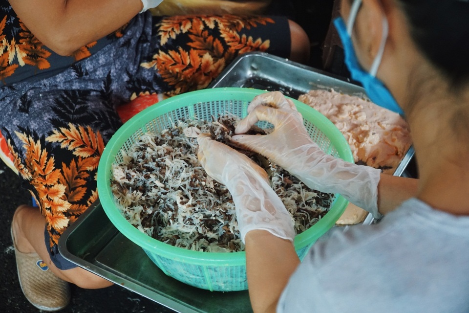 Quán bánh rán vỉa hè Hà Nội, ngày cả trăm lượt khách xếp hàng thưởng thức - 4 Quán bánh rán vỉa hè Hà Nội, ngày cả trăm lượt khách xếp hàng thưởng thức - 4