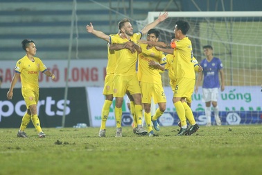 HLV Nguyễn Văn Sỹ và ngoại binh CLB Nam Định tố nhau