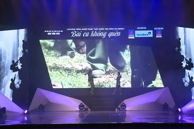 Ca sĩ Thu Hằng- Nguyễn Trần Trung Quân hát song ca "Trường Sơn Đông- Trường Sơn Tây".