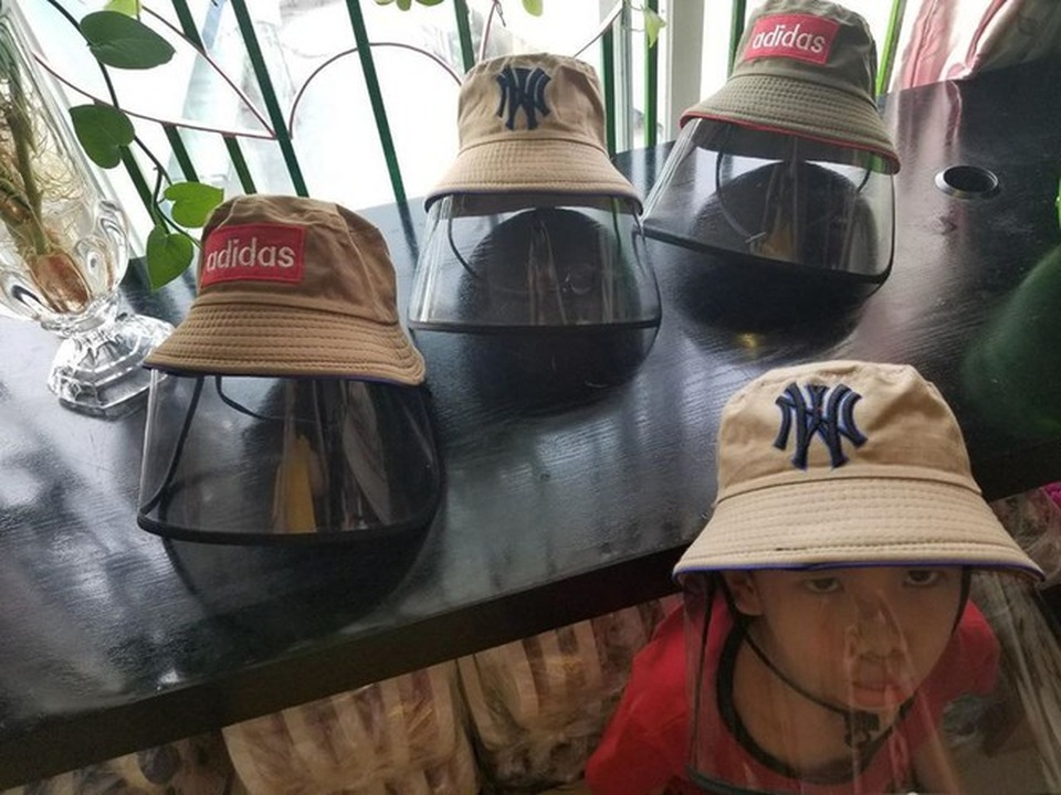 Sau khẩu trang, mũ chống giọt bắn được người Hà Nội tìm mua - 1 Sau khẩu trang, mũ chống giọt bắn được người Hà Nội tìm mua - 1
