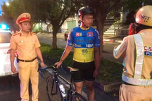 8 người đi xe đạp bị phạt khi đi vào đường cấm ở TPHCM