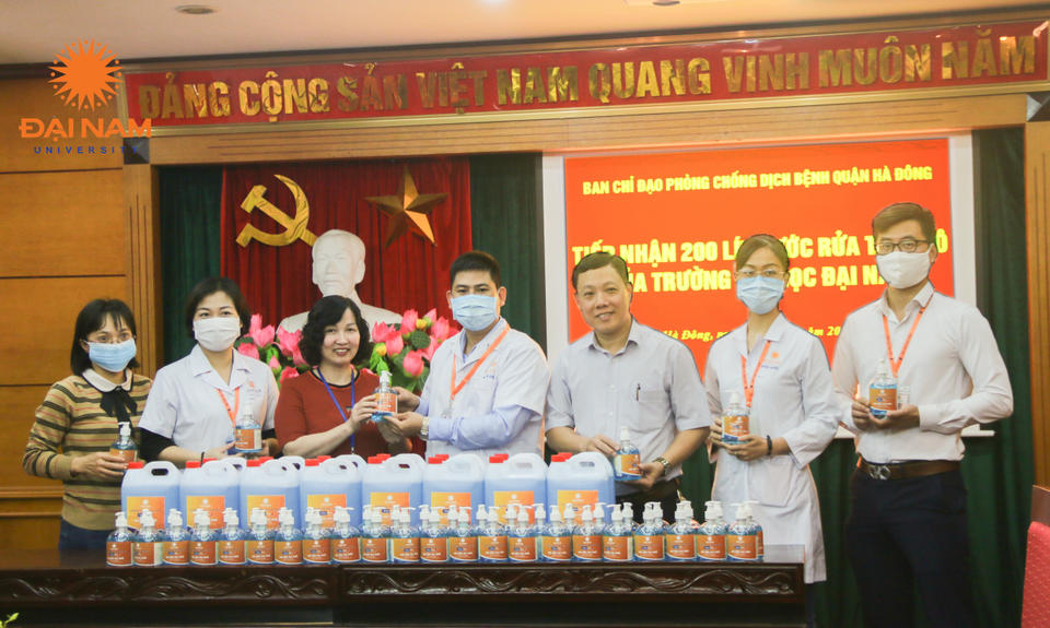 Một đại học chi 2 tỷ đồng pha chế gel rửa tay sát khuẩn tặng cộng đồng - 3 Một đại học chi 2 tỷ đồng pha chế gel rửa tay sát khuẩn tặng cộng đồng - 3