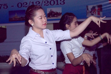 Nữ sinh Lào múa điệu Lăm - vông mừng Quốc khánh trên đất Việt