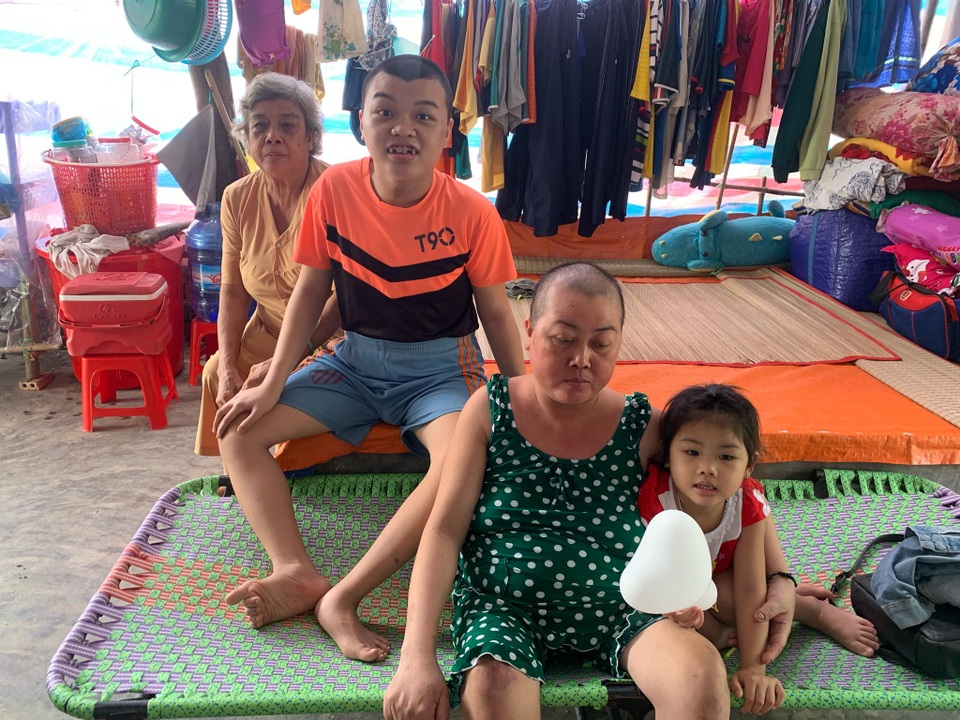 Xót xa cảnh người phụ nữ bất hạnh ôm con tá túc trong tiệm sửa xe - 1 Xót xa cảnh người phụ nữ bất hạnh ôm con tá túc trong tiệm sửa xe - 1