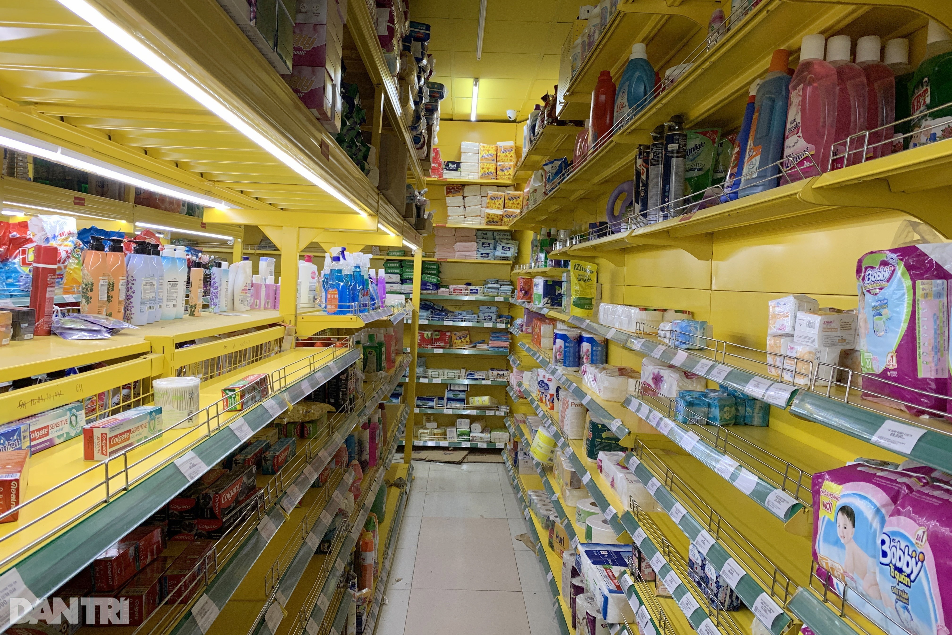 Dân Sài Gòn ùn ùn đi mua thực phẩm và thuốc men, nhiều siêu thị đã quá tải - 8 Dân Sài Gòn ùn ùn đi mua thực phẩm và thuốc men, nhiều siêu thị đã quá tải - 8