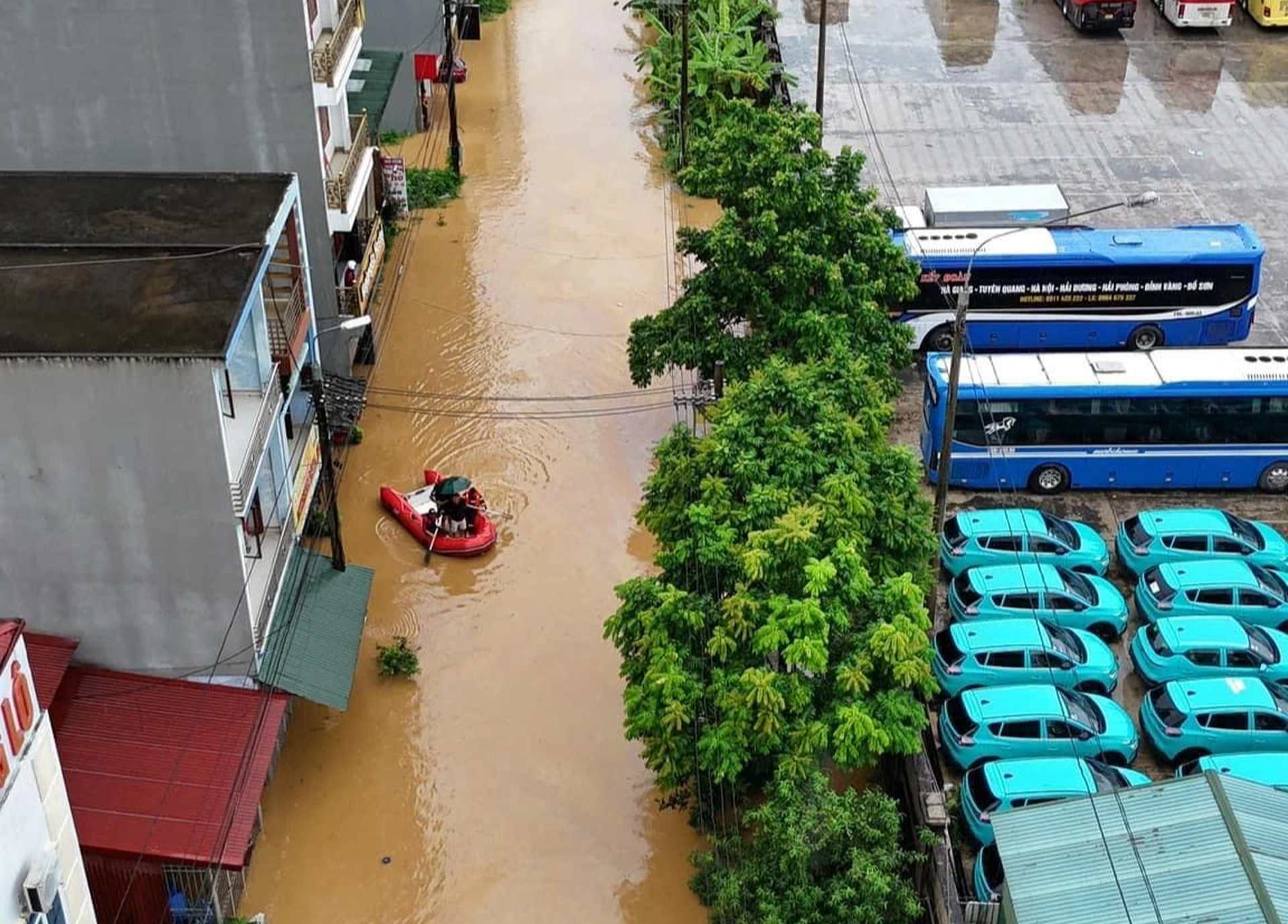Ô tô mắc kẹt trên phố, nhà cửa ngập trong biển nước ở TP Hà Giang  - 6