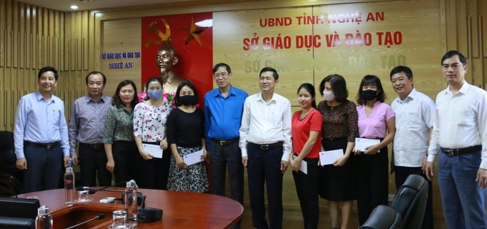 Công đoàn Giáo dục Việt Nam trao quà hỗ trợ đến các giáo viên Nghệ An - 1 Công đoàn Giáo dục Việt Nam trao quà hỗ trợ đến các giáo viên Nghệ An - 1