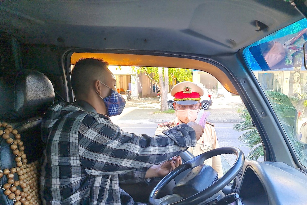 Thành phố đang giãn cách, người dân vẫn viện đủ lý do để ra đường - 5 Thành phố đang giãn cách, người dân vẫn viện đủ lý do để ra đường - 5