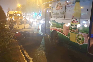 Xe máy va chạm xe buýt, nam thanh niên bị cán chết