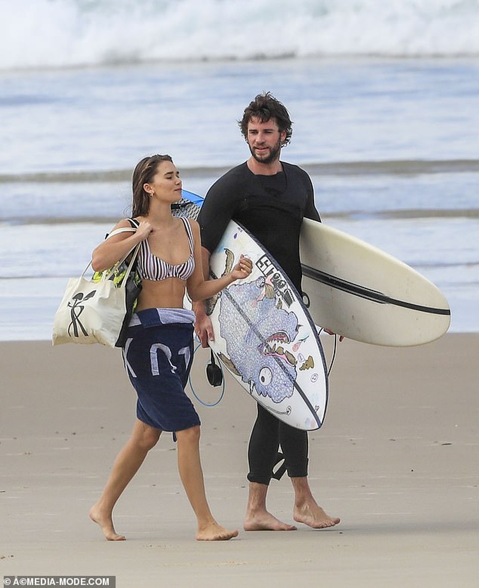Liam Hemsworth ra biển cùng bạn gái gợi cảm - 7 Liam Hemsworth ra biển cùng bạn gái gợi cảm - 7