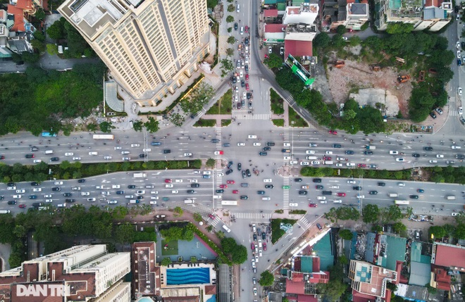 Giao thông “nghẹt thở” tại tuyến đường sắp có làn ưu tiên xe buýt - 5 Giao thông “nghẹt thở” tại tuyến đường sắp có làn ưu tiên xe buýt - 5