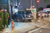 Ô tô tông 7 xe máy ở Sài Gòn, 4 người bị thương