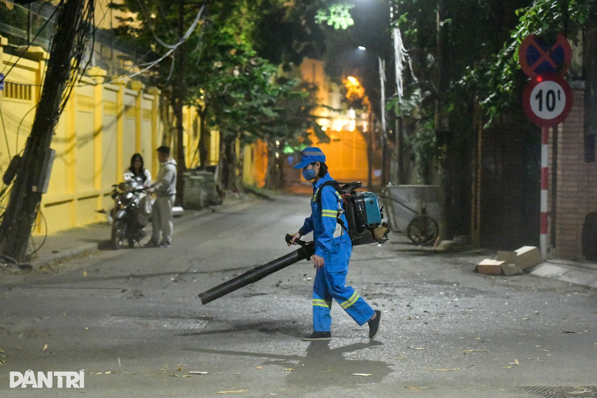 Người đi đường ngạt thở vì… công nhân dùng máy thổi bụi, đốt rác - 7 Người đi đường ngạt thở vì… công nhân dùng máy thổi bụi, đốt rác - 7