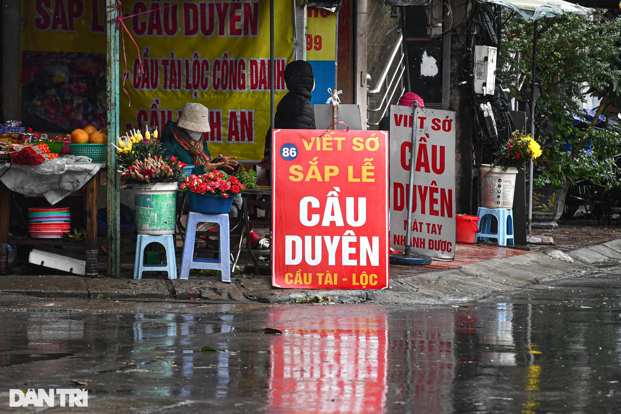 Người dân Thủ đô đội mưa đi lễ chùa trong ngày rằm cuối cùng năm Tân Sửu - 9 Người dân Thủ đô đội mưa đi lễ chùa trong ngày rằm cuối cùng năm Tân Sửu - 9