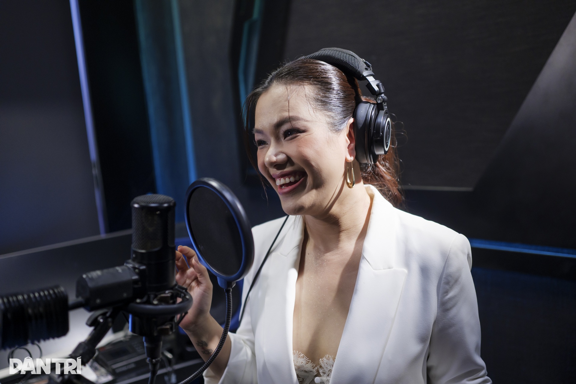 Võ Hạ Trâm, Bùi Lan Hương và dàn sao hào hứng thu âm Rực rỡ ngày mới - 7 Võ Hạ Trâm, Bùi Lan Hương và dàn sao hào hứng thu âm Rực rỡ ngày mới - 7