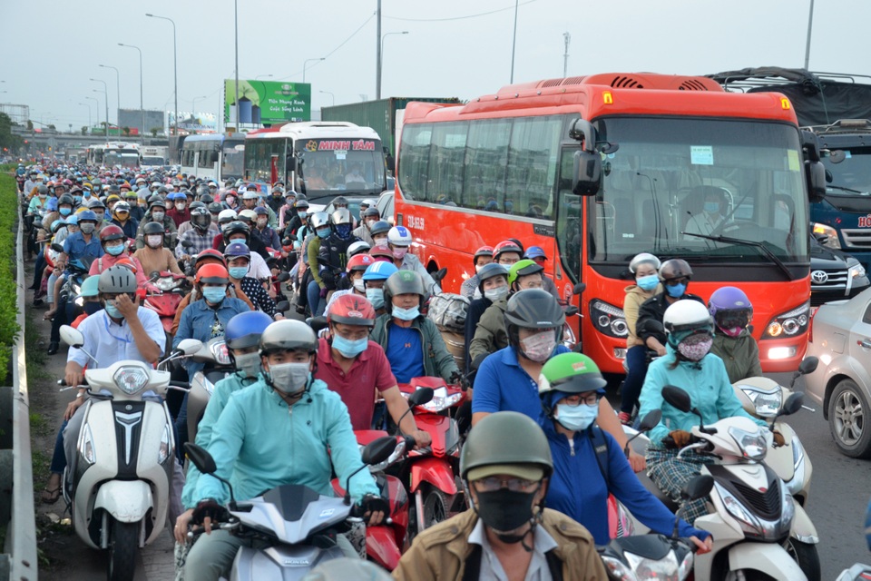 Người dân ùn ùn về quê nghỉ lễ, giao thông cửa ngõ Sài Gòn đông cứng - 2 Người dân ùn ùn về quê nghỉ lễ, giao thông cửa ngõ Sài Gòn đông cứng - 2