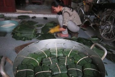 Rộn ràng Xuân sớm ở làng “gói Tết”