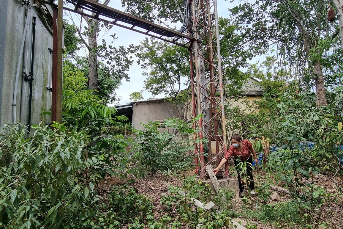 Những cột sắt nặng hàng tấn dọa đổ xuống nhà dân - 1 Những cột sắt nặng hàng tấn dọa đổ xuống nhà dân - 1