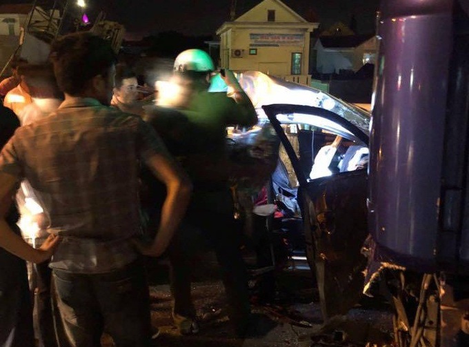 Thừa Thiên Huế: Tai nạn giữa ô tô và xe tải, 2 mẹ con tử vong tại chỗ, 3 người nguy kịch - Ảnh 3. Thừa Thiên Huế: Tai nạn giữa ô tô và xe tải, 2 mẹ con tử vong tại chỗ, 3 người nguy kịch - Ảnh 3.