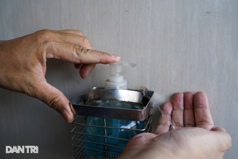 Hà Nội: Bến xe khách tất bật dọn dẹp, khử khuẩn, sẵn sàng đón khách - 7 Hà Nội: Bến xe khách tất bật dọn dẹp, khử khuẩn, sẵn sàng đón khách - 7